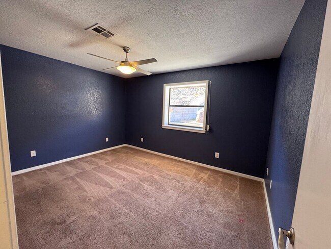 Building Photo - 857 Robinson Ln