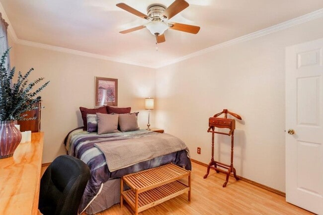 Building Photo - Madison Villa Condo Available July 1st