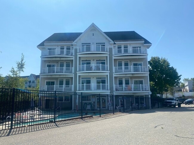 Building Photo - 614 Pond St