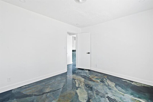 Building Photo - 739 NE 13th Ct