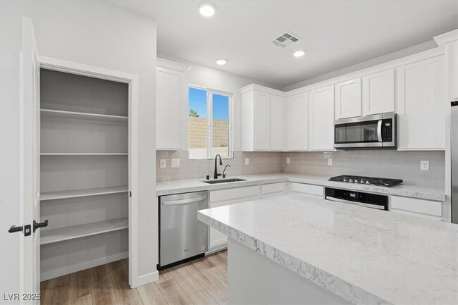 Building Photo - 8609 Faxom St