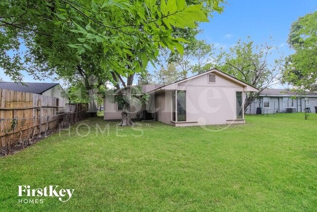 Building Photo - 4415 Akard St