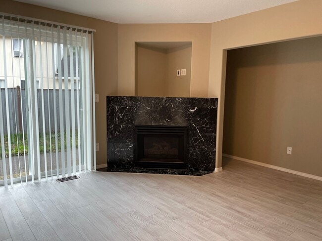 Building Photo - Spacious 5 Bedroom Home! Granite Counters! Pet friendly! Tons of Room for Entertaining!