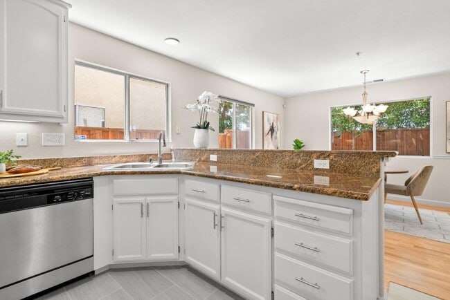 Building Photo - 179 Foxglove Ln