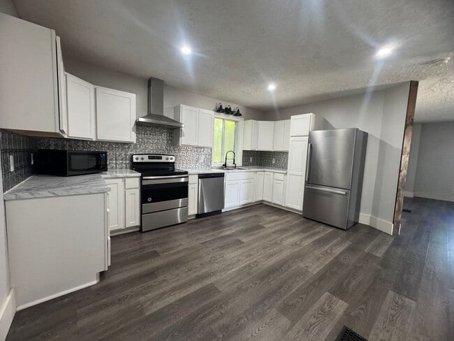 Building Photo - Spacious 3-4 Bedroom, 2 Bath Home for Rent...
