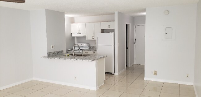 Building Photo - 2701 Riverside Dr