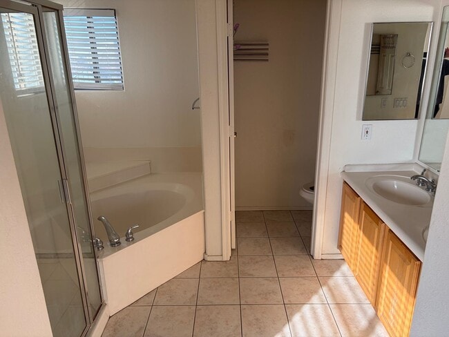 Building Photo - 2 Bedroom 2.5 Bath Townhome!