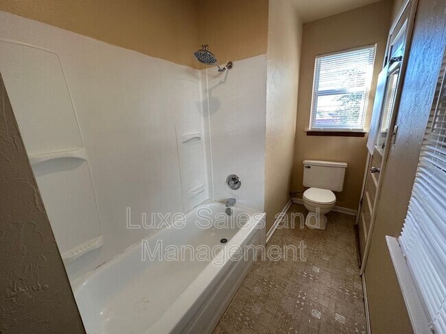 Building Photo - 116 W Rose Dr