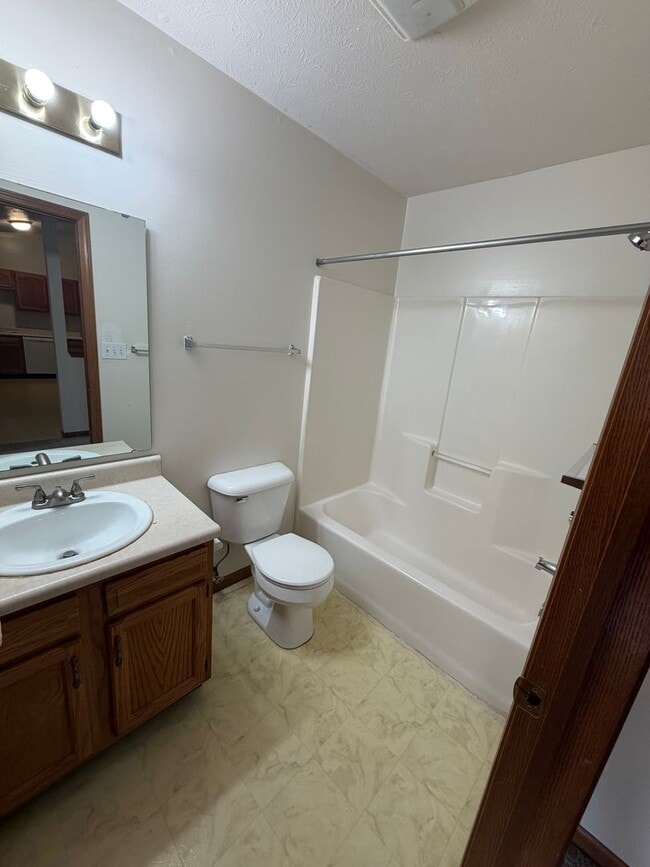 Building Photo - Duplex on Southside. 2bed/2bath with 2 car garage & privacy fence.