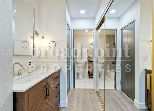 Building Photo - 2507 Navarra Dr