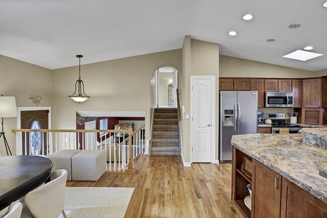Building Photo - 2990 Roche Dr S