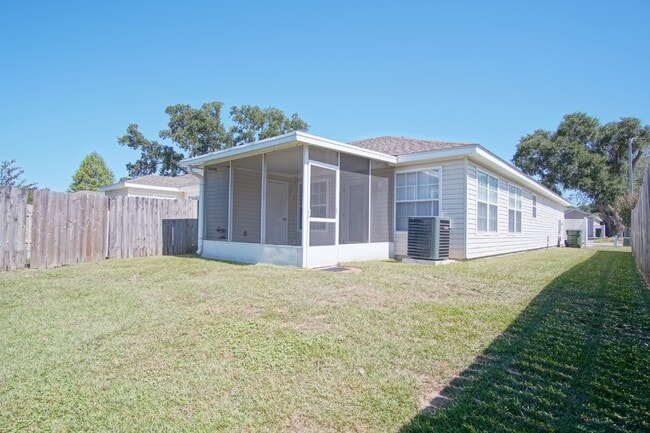 Building Photo - Coming Available 10/17 – 2BR/1BA Home in S...