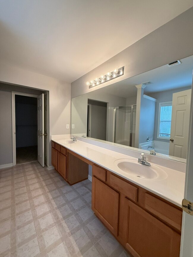 Building Photo - 2350 Walnut Tree Ct NE