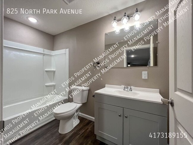 Building Photo - 825 N Park Ave