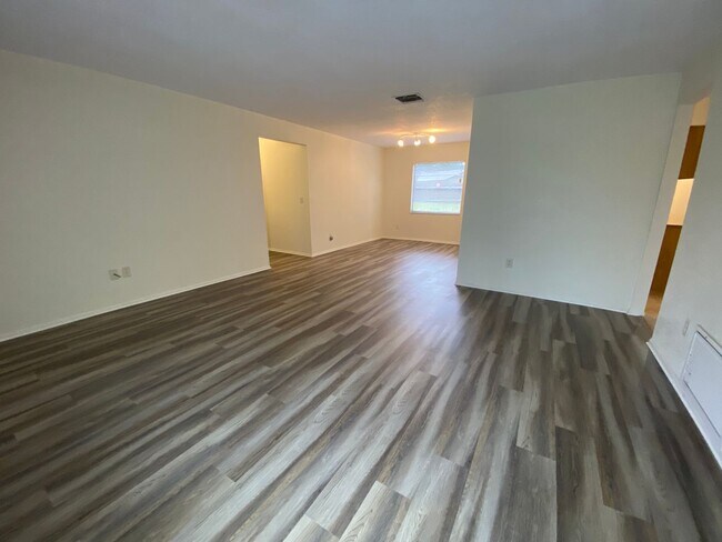 Building Photo - 3/2/2 Deltona available January 5, 2026