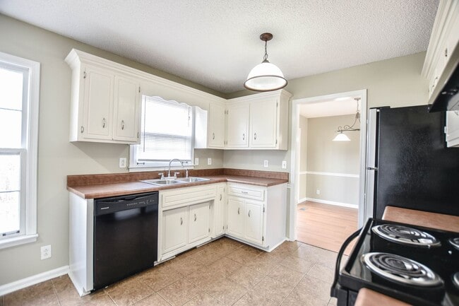 Building Photo - Centrally Located Three Bedroom!
