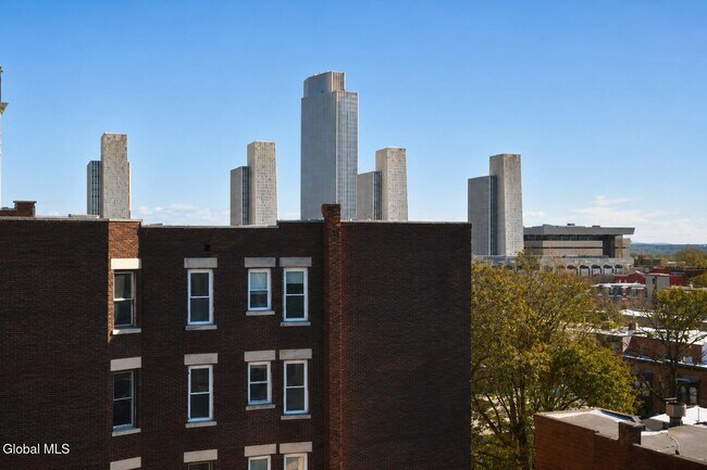 Building Photo - 352 State St
