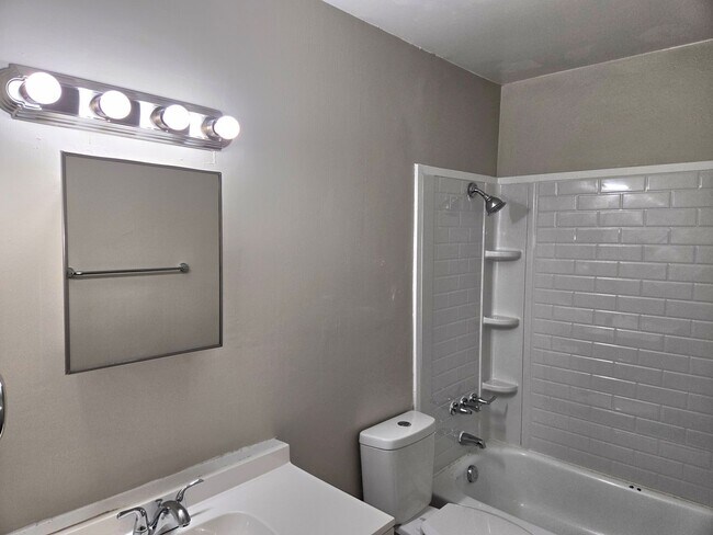 Building Photo - Move In Ready!!