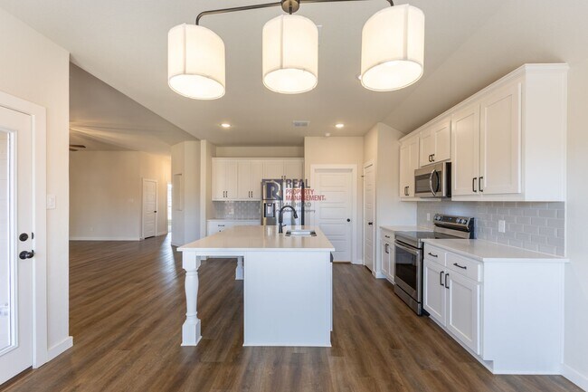 Building Photo - Spacious Glen Rose Home with Open Floorplan & Office Space