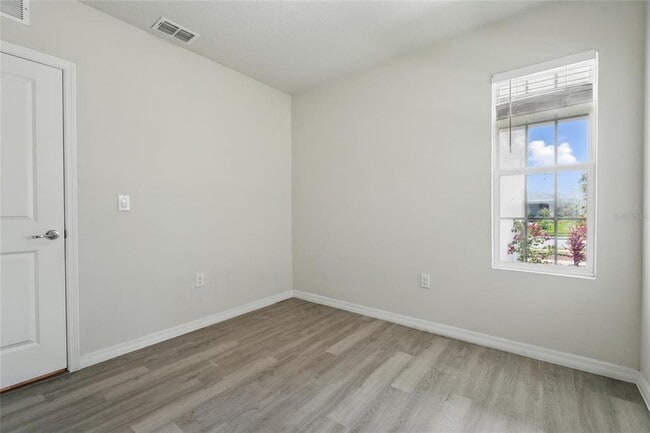 Building Photo - 5079 Royal Point Ave