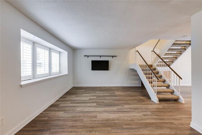 Building Photo - 7094 Stonington Dr NE