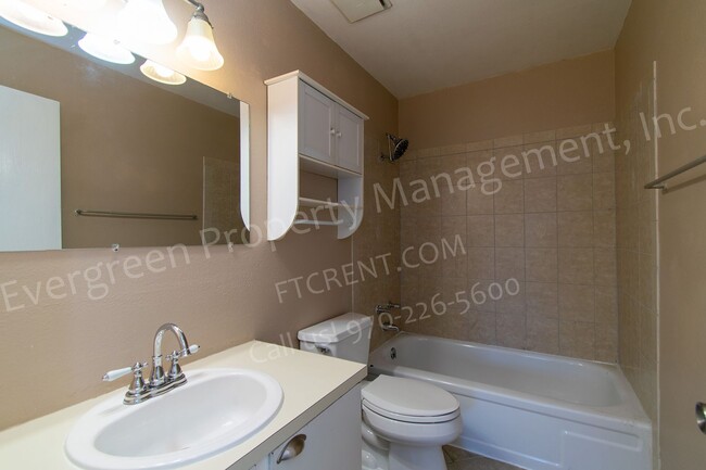 Building Photo - Great 2 bed 1 bath Condo in a Great Location!