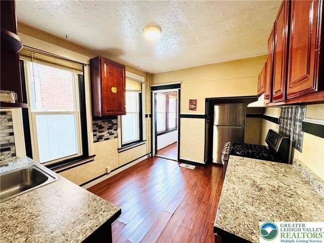 Building Photo - 637 N Penn St