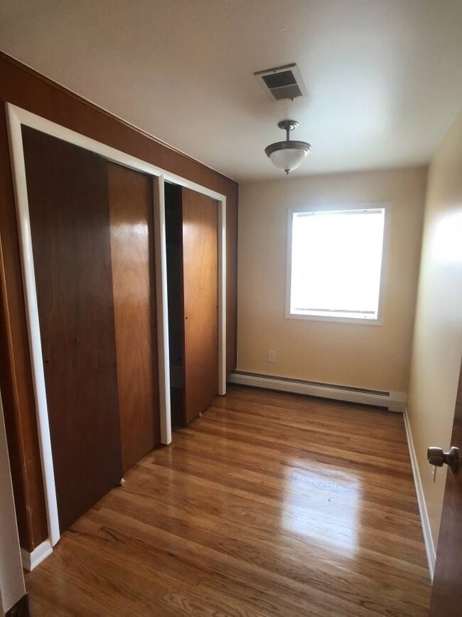 Building Photo - Newer & Modern 3 Bed., 1.5 Bath Home w/W/D...
