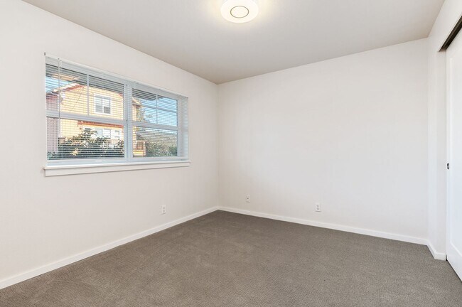 Building Photo - 166 Florentia St