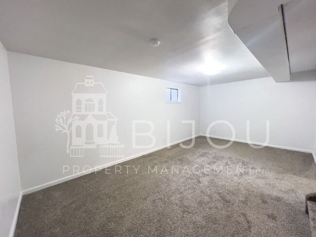 Building Photo - Lovely Four Bedroom