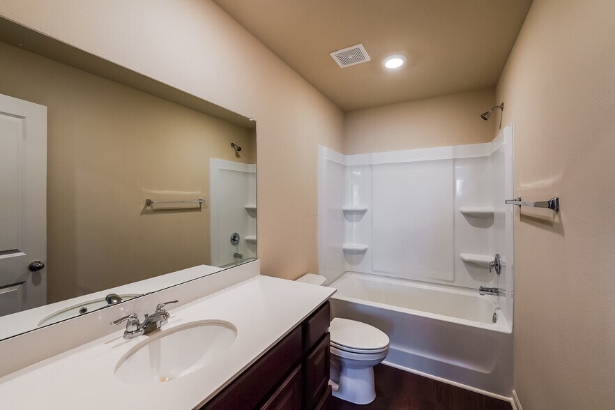 Building Photo - 530 Clover Cir