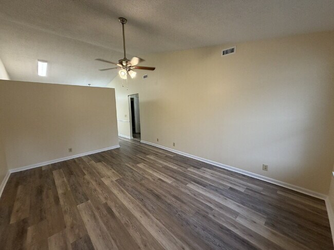 Building Photo - Condo For Rent