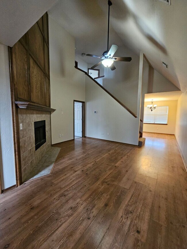 Building Photo - (4) Bed/(2) Bath in Moore w/ Shelter Avail NOW! Pets Negotiable!