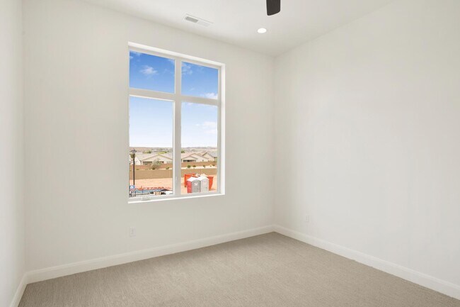 Building Photo - 996 Manen St