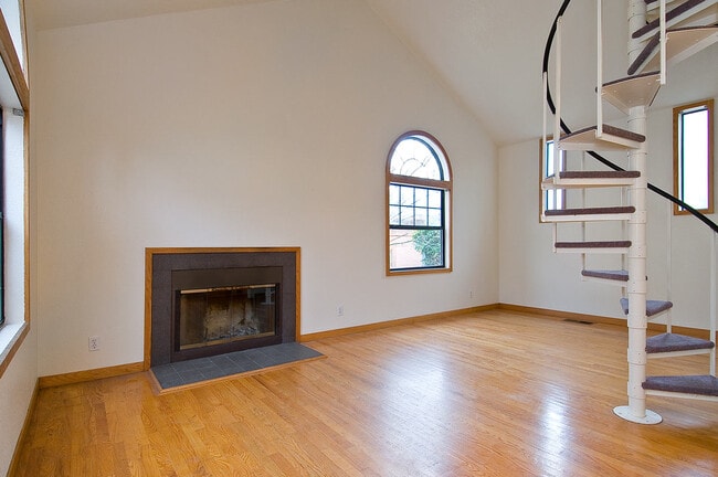 Building Photo - 3 Home Pl E