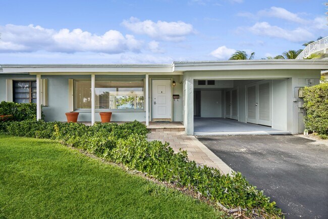 Building Photo - 2433 NE 24th St