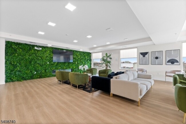 Building Photo - 321 E 3rd St