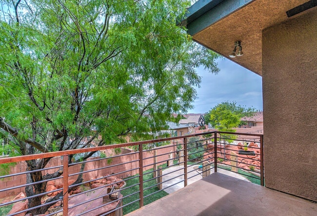 Building Photo - Gorgeous, Custom 4 bed, 3 bath Pet-Friendl...