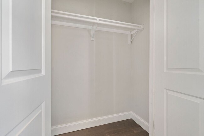 Building Photo - Recently Updated, 2 bed 2 1/2 Bath with Fe...