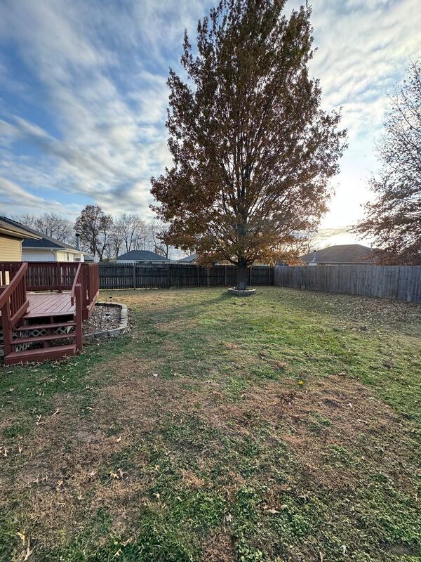 Building Photo - 841 S Hazelnut Ave