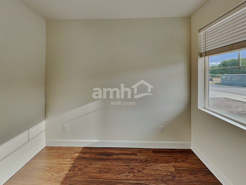 Building Photo - 226 N Dry Crk Rd