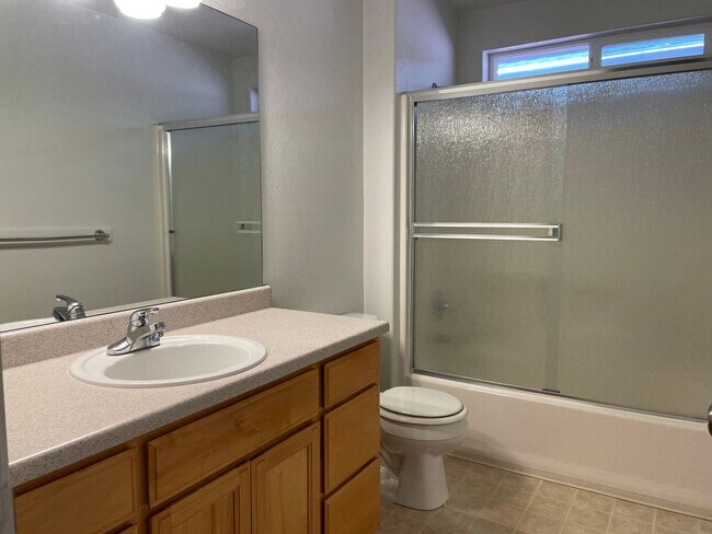Building Photo - Beautiful 3 Bed, 2.5 Bath Home for Rent – Bright & Spacious in a Great Neighborhood