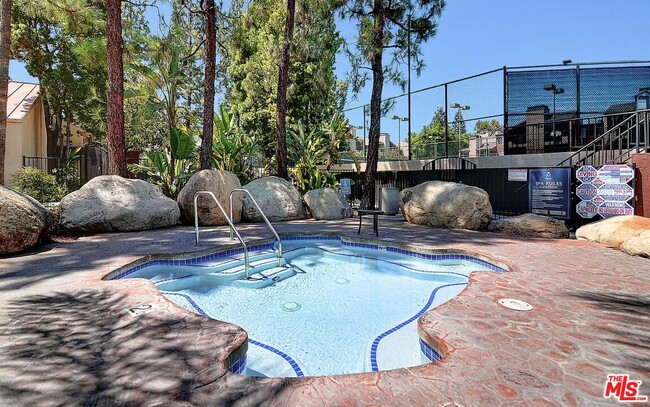 Building Photo - 5545 Canoga Ave