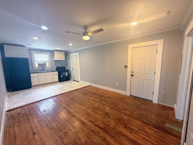 Building Photo - 1BR Apartment with Private Entrance in Downtown Lake Charles | Located Behind Historic Home