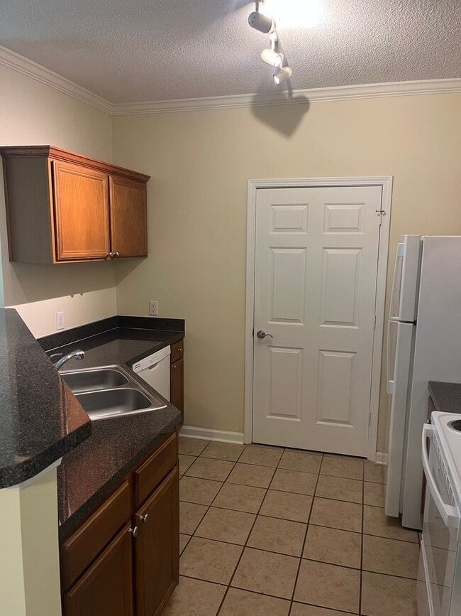Building Photo - Available now. Great 2 BR unit in The Concord!