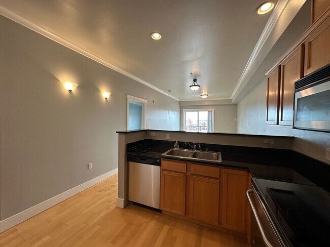 Building Photo - 1 Bed, 1 Bath Condo with Bellingham Bay View and parking garage