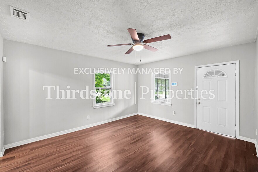 Building Photo - 3032 W 5th St