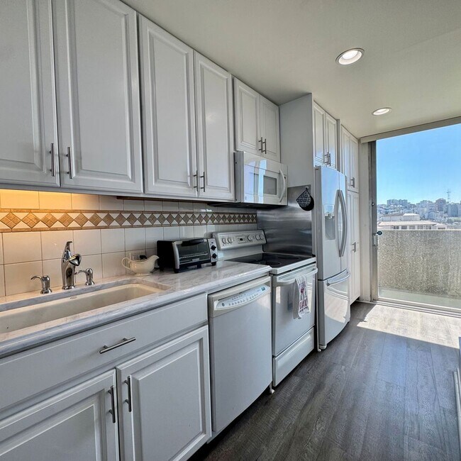 Building Photo - Just Unpack, Pour a Beverage, & Cue the Su...