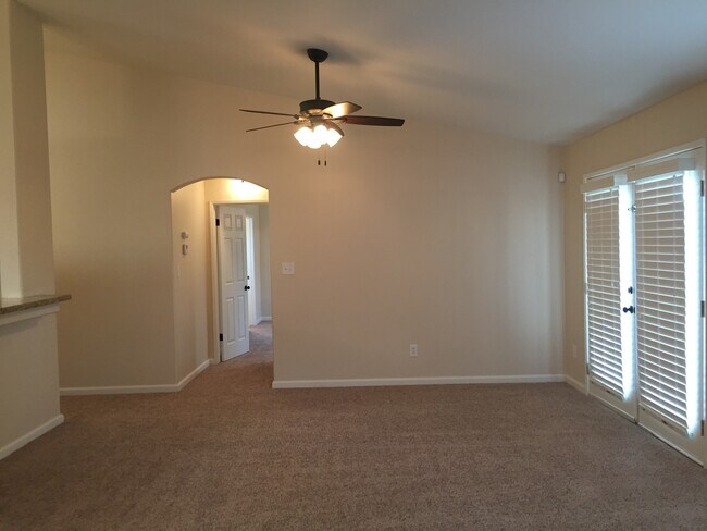 Building Photo - Beautiful 3 Bed 2 Bath in Riverlakes Community - Northwest Bakersfield- $2,350 Rent