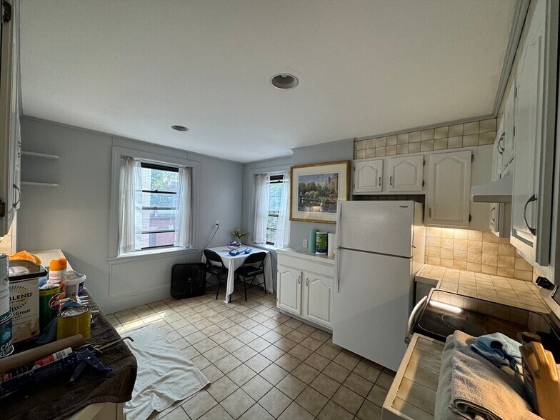 Building Photo - 909 Beacon St